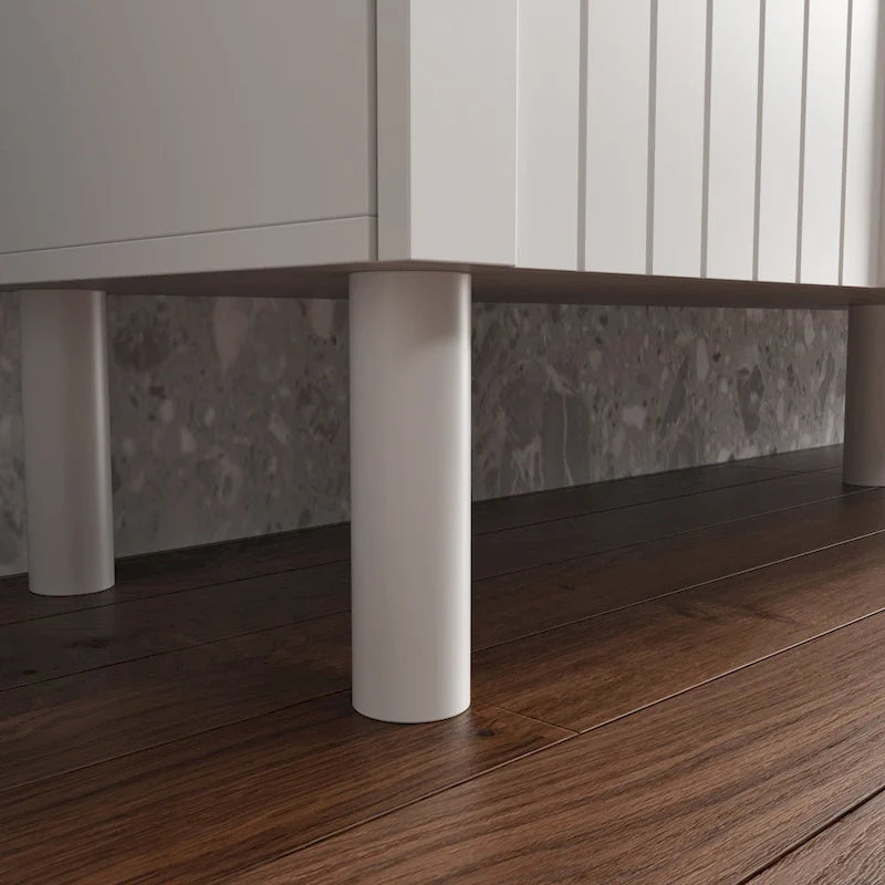 Buffet minimaliste blanc de 63 po avec portes relevables, tiroir et pieds en pin