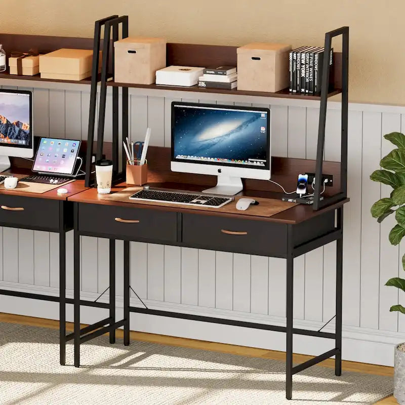 Bureau d'ordinateur avec étagère, prise de courant et ports USB
