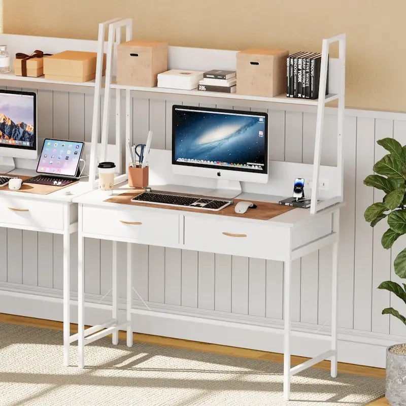 Bureau d'ordinateur avec étagère, prise de courant et ports USB